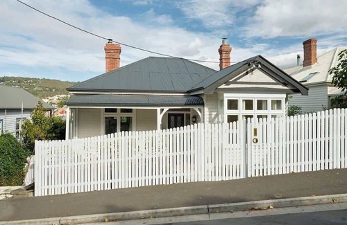 Battery Point Apartment | Cosy, central apartment with large sunny deck