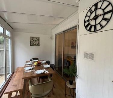 Lee House | Cosy & Comfortable 3 Bed House, Office & Driveway