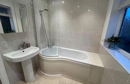Lee House | Cosy & Comfortable 3 Bed House, Office & Driveway