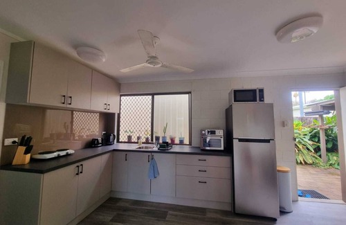 Condon Cabin | Cosy & Convenient: pools, shops, uni, hospital