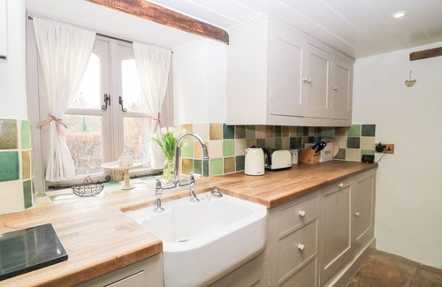 Salisbury Cottage | COSY COT, pet friendly, character holiday cottage in Salisbury