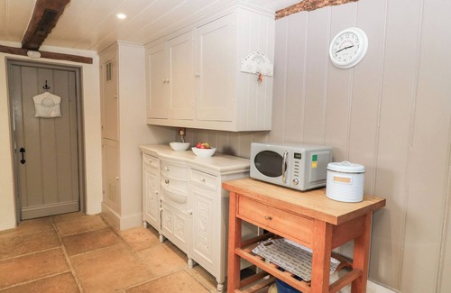 Salisbury Cottage | COSY COT, pet friendly, character holiday cottage in Salisbury