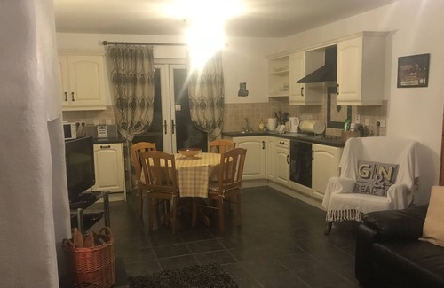 Lisburn Cottage | Cosy Cottage 20 min Belfast/accessible for main tourist sites, WiFi, Parking