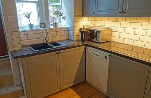 Wadsworth Cottage | Cosy cottage, Hebden Bridge centre, near Rail Station