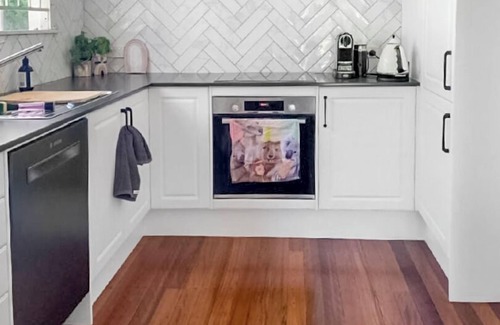 Indooroopilly House | Cosy Country Cottage, great location, pet friendly