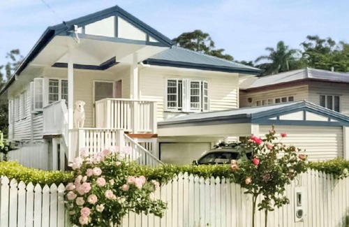 Indooroopilly House | Cosy Country Cottage, great location, pet friendly