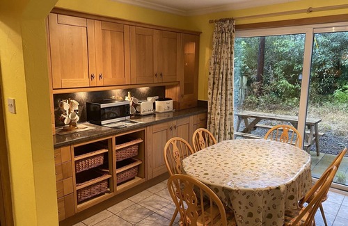Thornhill Cottage | Cosy Country Cottage with Hot Tub Dog-Friendly