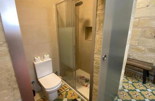 Paola House | Cosy Cupids Hideout Hot Tub and BBQ - 4km away from airport