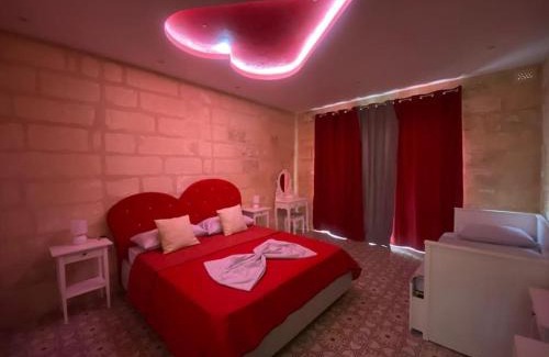 Paola House | Cosy Cupids Hideout Hot Tub and BBQ - 4km away from airport