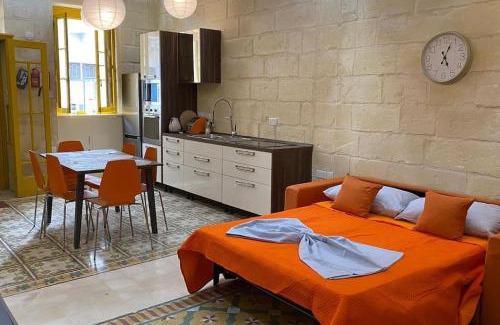 Paola House | Cosy Cupids Hideout Hot Tub and BBQ - 4km away from airport