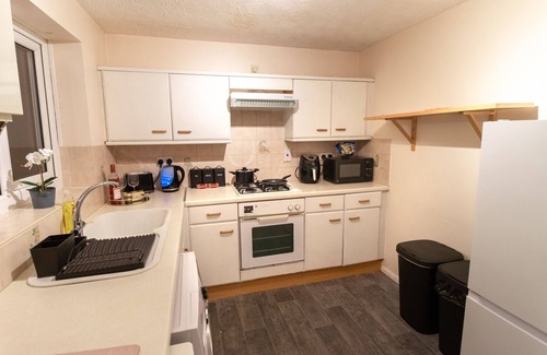Bramcote House | Cosy Deluxe 3 Bed House - Free Parking - Sleeps 9
