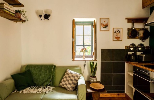 Llanfihangel Tal-y-llyn Cottage | Cosy Eco-Cottage w/garden stream: mountains & rivers to explore!