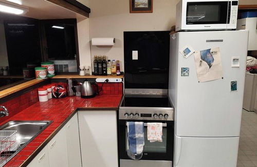 Castle Hill Ski Chalet | Cosy family and pet friendly chalet in a fabulous scenic alpine setting.