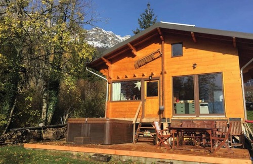 Saint-Bernard Ski Chalet | Cosy little chalet with jacuzzi.