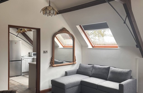 Rosliston Apartment | Cosy, fully refurbished, rural apartment In Heart of England with stunning views
