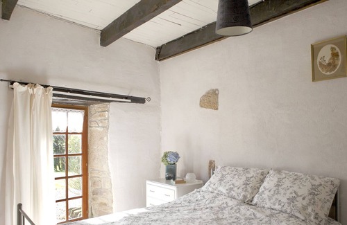 Ploerdut Cottage | Cosy gite with shared pool and indoor games room
