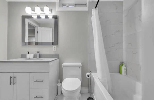 Lisgar Condo | Cosy Guest Suite Near Shops, Transit, Hwy and GO