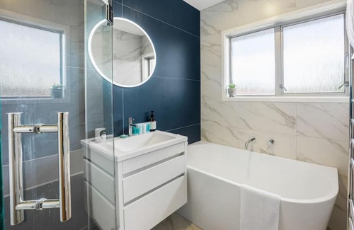 Sandringham Apartment | Cosy Haven Unit with Garage and Air-con
