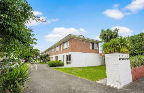 Sandringham Apartment | Cosy Haven Unit with Garage and Air-con