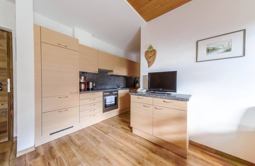 Collepietra Apartment | Cosy Holiday Apartment "Sonnleiten der kleinen Bären 8" with Mountain View, Wi-Fi, Garden