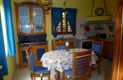 El Paso House | Cosy holiday home in a beautiful garden - west side - central - quiet