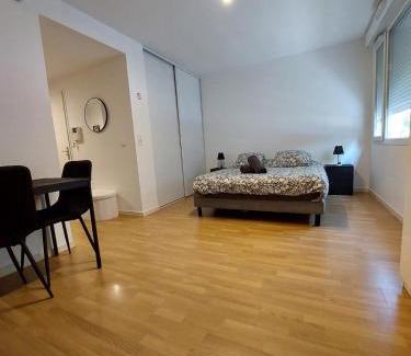 Cergy Apartment | Cosy Home 4 - Spacieux studio avec parking - 30 min Paris