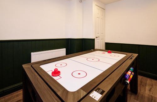 Wyken House | Cosy Home 900Mbps Wi-Fi Workspace Near Coventry City Centre sleeps 8 Free Parking Pool Table and Games