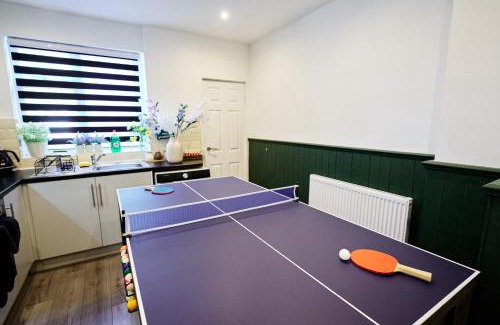 Wyken House | Cosy Home 900Mbps Wi-Fi Workspace Near Coventry City Centre sleeps 8 Free Parking Pool Table and Games