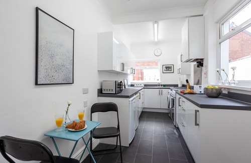 Coventry House | Cosy Home Near Station, Parking, Netflix, Sleeps 5