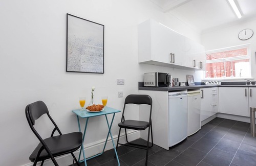 Coventry House | Cosy Home Near Station, Parking, Netflix, Sleeps 5