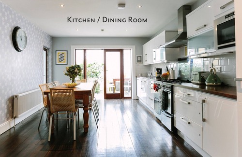 Broadstone House | Cosy Home; Sleeps 10.City 15 mins walk/Tram 2 Mins walk