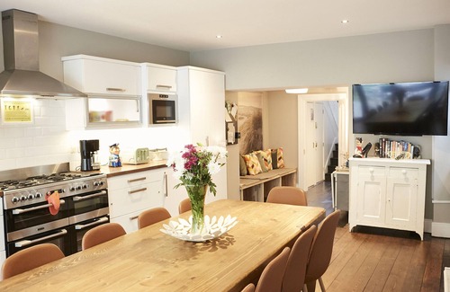 Broadstone House | Cosy Home; Sleeps 10.City 15 mins walk/Tram 2 Mins walk
