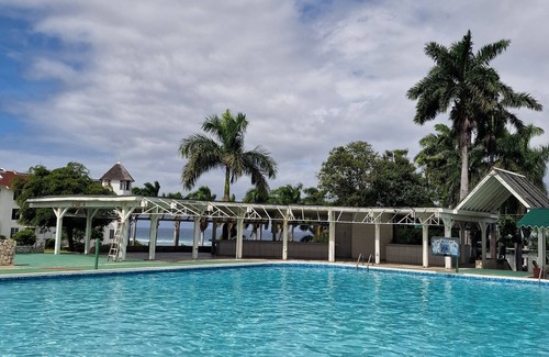St.Bran's Burg Apartment | Cosy home with access to beach and pool,15 minutes from shopping and airport.