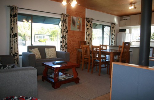 Turangi House | cosy home with mountain-views, near Tongariro Crossing and skifields