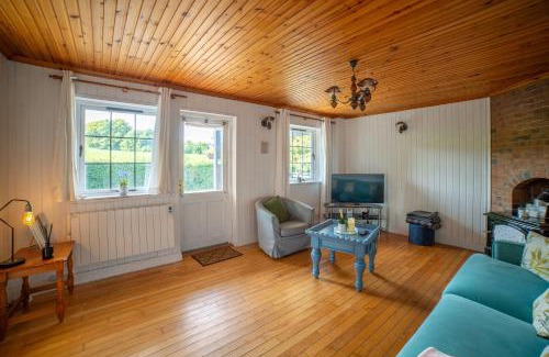 Bailieborough Ski Chalet | Cosy Lakeside Chalet With Option to add Private Hot Tub
