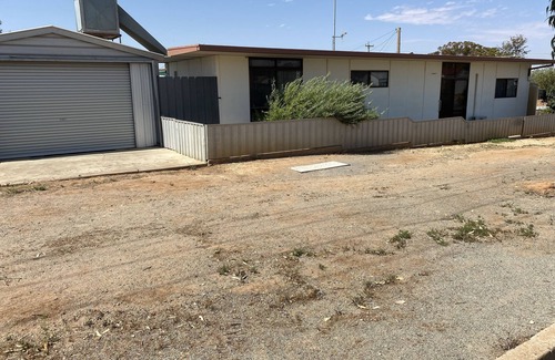Broken Hill House | Cosy little white box, everything you need for a little getaway