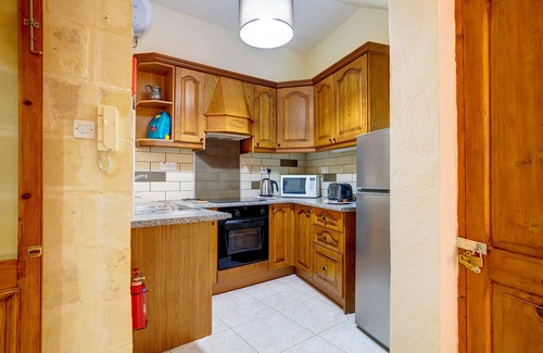 Senglea House | Cosy Maltese Townhouse, Roof Terrace and Views