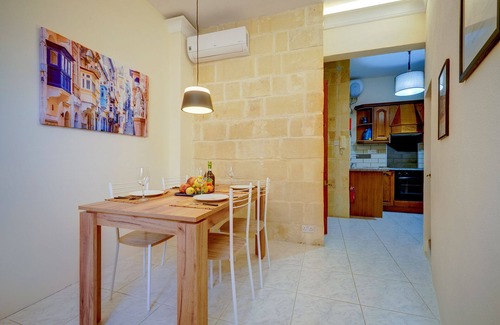 Senglea House | Cosy Maltese Townhouse, Roof Terrace and Views
