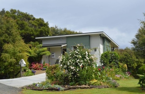 Rawene Cottage | Cosy modern cottage in historic harbour town