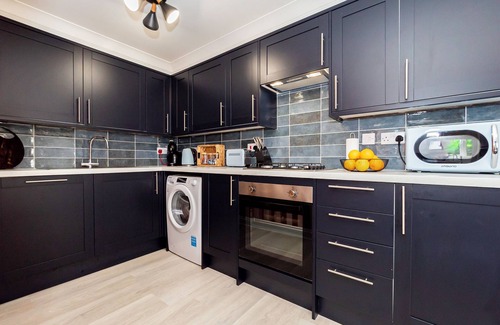 Southsea Apartment | Cosy, nautical 2 bed, 5 mins stroll to Seafront