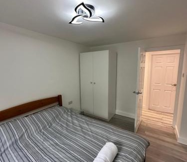 Longcroft House | Cosy new decorated flat in Edinburgh