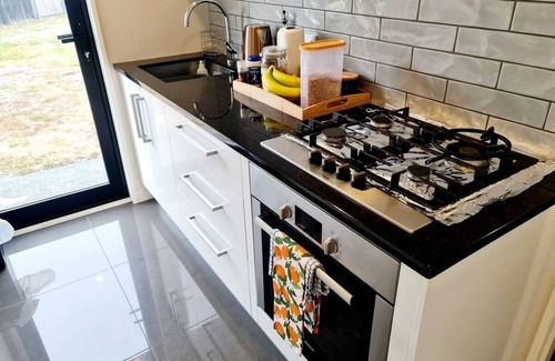 Halswell House | Cosy next to wigram reserve- Breakfast/Netflix