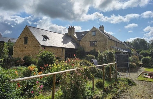 Faringdon House | Cosy Oak Beam Barn - edge of Cotswolds & Oxford