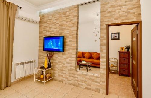 Kentron Apartment | Cosy One bedroom Appartment with open balcony terrace, near Opera, Tumanyan & Pushkin streets, Self Check in, city centre, Yerevan