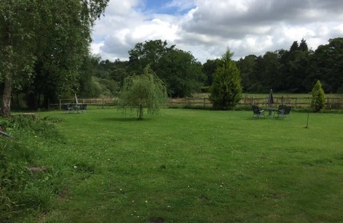 Holmbury St Mary Cottage | Cosy, one bedroomed 'cottage' on quiet farm within the centre of the village.
