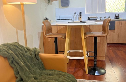 East Victoria Park Apartment | Cosy & Private, Walk to East Vic Park