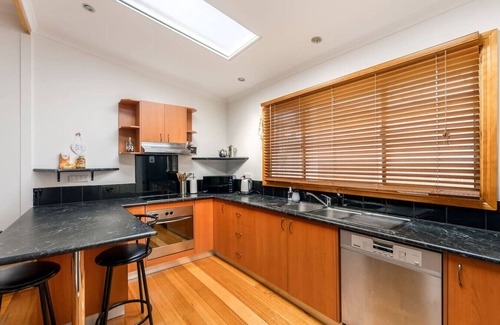 Sandy Bay Apartment | Cosy & Private Escape in the Bay