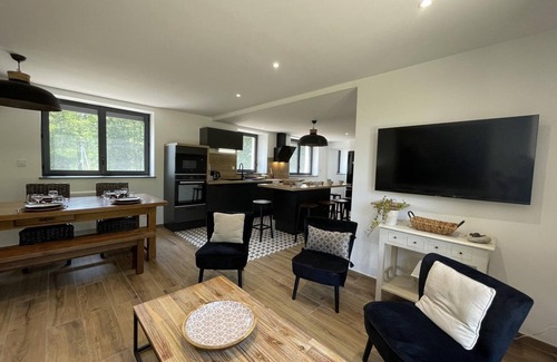 Cerilly Cottage | Cosy Retreat in Prestigious Forest: 3BR Home, Terrace, BBQ, Near Lake & Hiking