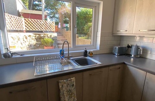 Llanystumdwy Cottage | Cosy retreat: The Fishermans Cottage in Beautiful Snowdonia, pet friendly