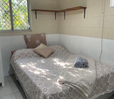 Jingili Bed & Breakfast | Cosy room tropical garden